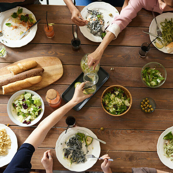 Tutti a tavola!  by Alessandrelli Kitchen e Living
